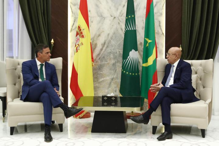 El presidente del Gobierno, Pedro Sánchez, durante su reunión con el presidente de la República Islámica de Mauritania, Mohamed Cheikh El Ghazouani