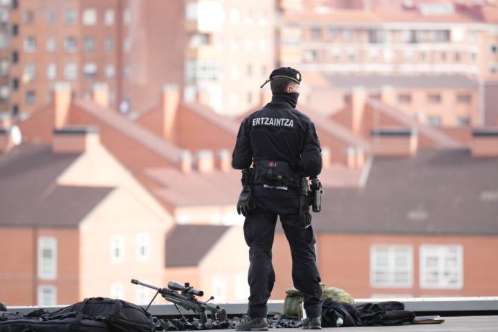 Imagen de archivo de un agente de la Ertzaintza durante un dispositivo de seguridad y vigilancia.