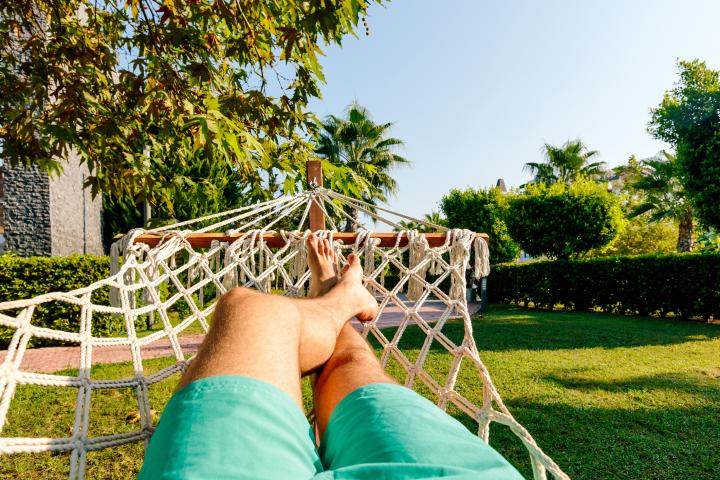 Una persona descansando en una hamaca.