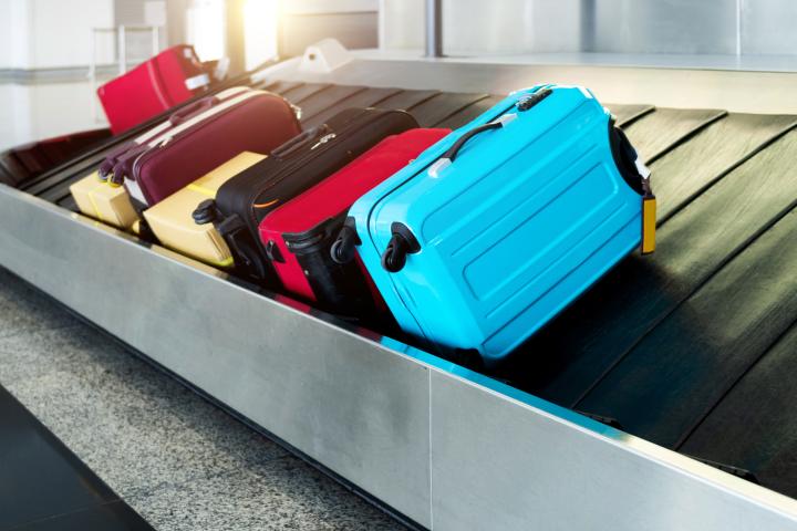 Cinta de maletas en un aeropuerto.