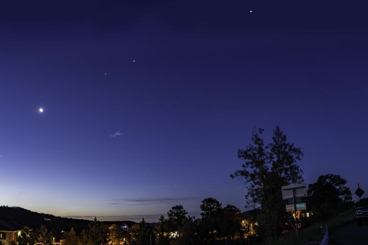 Imagen de archivo de una alineación de cinco planetas producida en 2022.