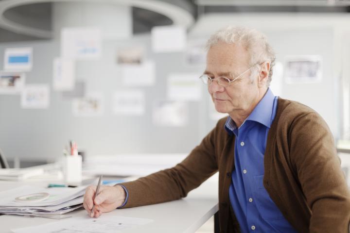 Imagen de archivo de una persona mayor en una oficina.