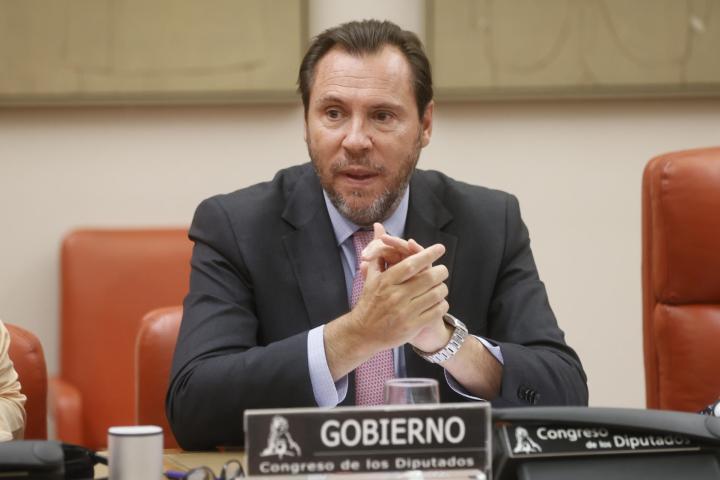 El ministro de Transporte y Movilidad Sostenible, Óscar Puente comparece este jueves a petición propia ante la Comisión de Transporte del Congreso para explicar la situación del sector ferroviario -como hizo la pasada semana en el Senado-, dos días después de que el Gobierno vetara la opa del consorcio húngaro Ganz Mavag sobre Talgo.