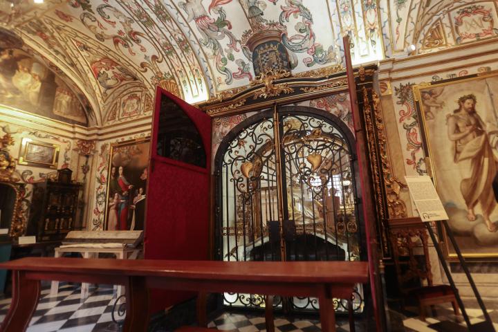 El sepulcro de Santa Teresa de Jesús, que la Orden del Carmelo Descalzo custodia en el municipio salmantino de Alba de Tormes, ha sido reabierto después de 110 años para hacer un estudio sobre la conservación de las reliquias que van a realizar un grupo de expertos italianos.