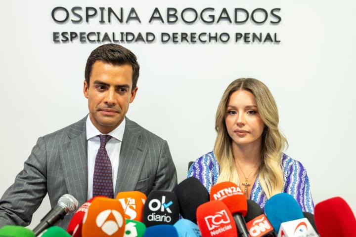Los abogados de la familia del colombiano Edwin Arrieta, Juan Gonzalo Ospina y Beatriz Uriarte, durante la rueda de prensa ofrecida este jueves con motivo de la sentencia de Daniel Sancho, que ha sido condenado a cadena perpetua por el juez del Tribunal Provincial de Samui (Tailandia).