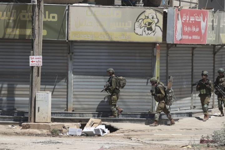 Un grupo de soldados israelíes, durante el asalto al campo de refugiados Al-Faria cera de Tubas, (West Bank, Cisjordania).