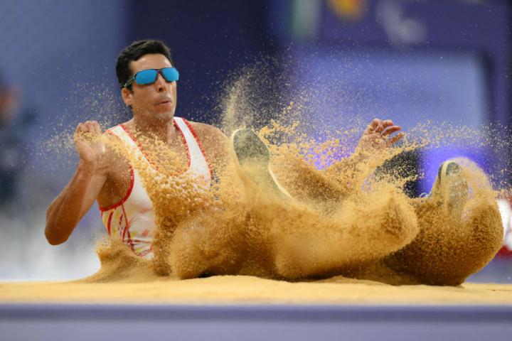 Joan Munar en uno de sus saltos en los Juegos Paralímpicos de París 2024