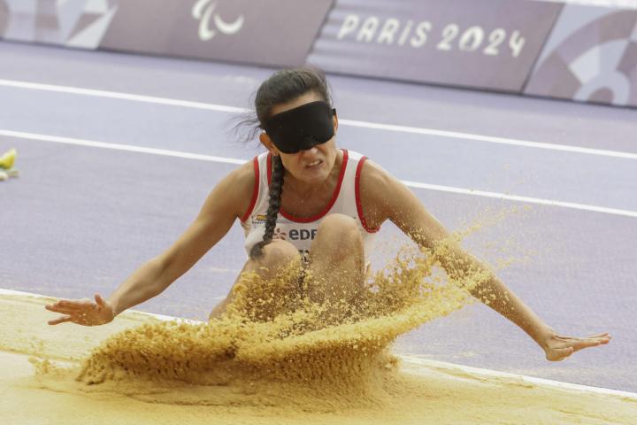 La atleta española Alba García en acción durante la final de salto de longitud de los Juegos Paralímpicos París 2024, este viernes en la capital francesa.