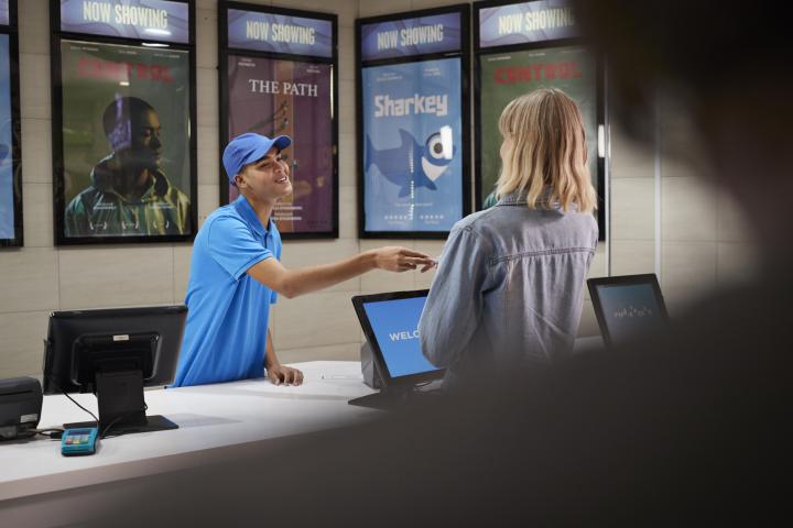 Foto de archivo de un trabajador de un cine junto a una mujer.