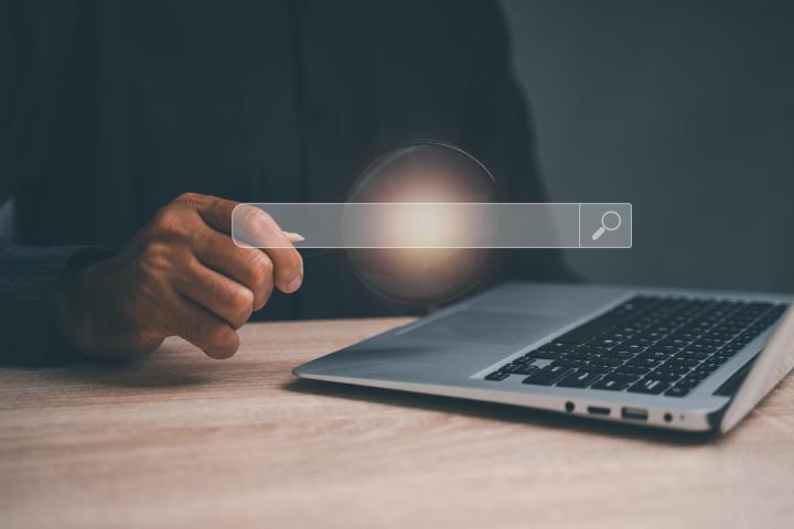 Una persona buscando en Internet.