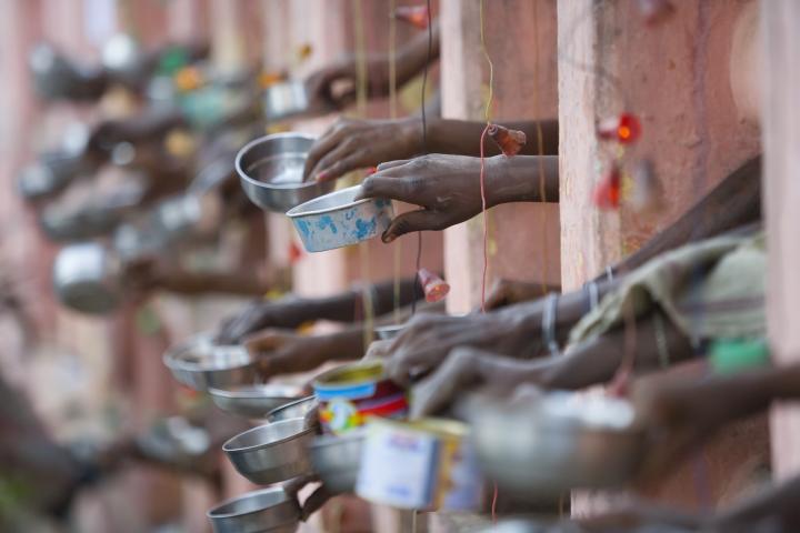 Imagen de archivo de personas pidiendo limosna en el templo Bodh Gaya, en la India.