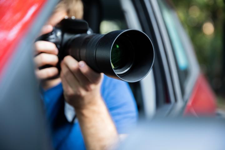 Imagen de archivo de una persona con una cámara en un coche.
