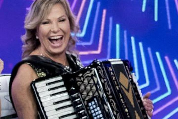 La artista María Jesús y su acordeón en 'Viva la vida'.