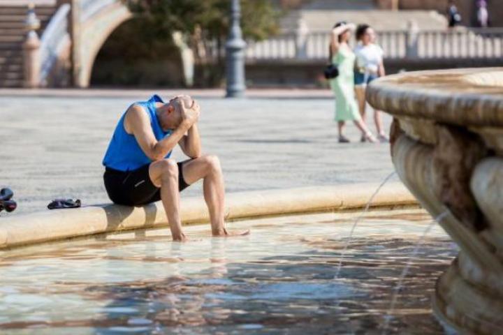 Un hombre, agobiado por el calor en una imagen de archivo