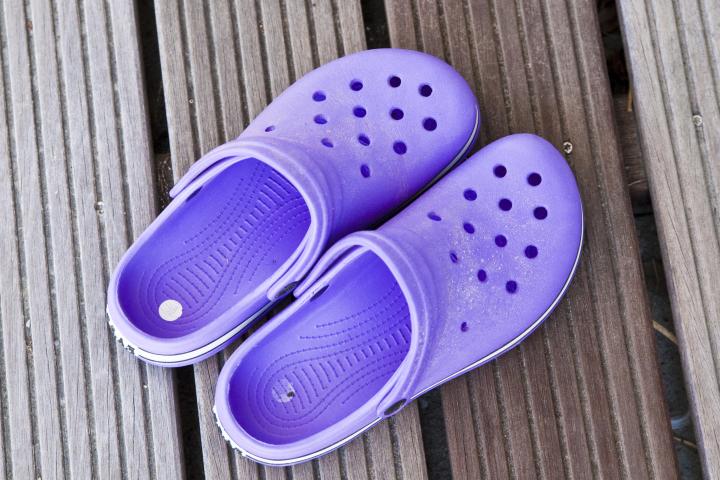 Imagen de archivo de unas zapatillas Crocs.