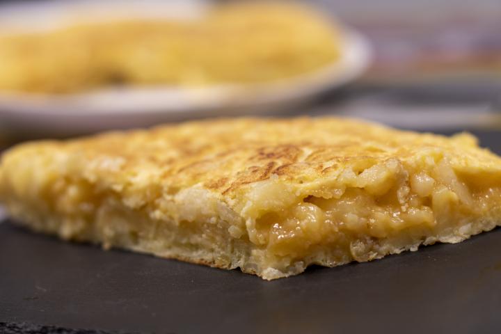 Tortilla de patata poco hecha.