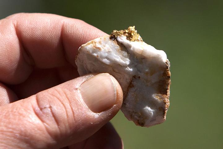 Una pieza de cuarto con oro en su interior