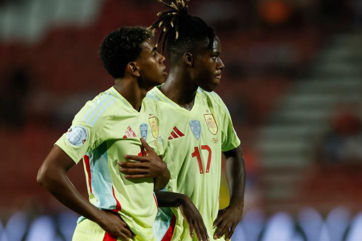 Lamine Yamal y Nico Williams, dos de los grandes protagonistas de la Eurocopa, juntos este jueves en Serbia