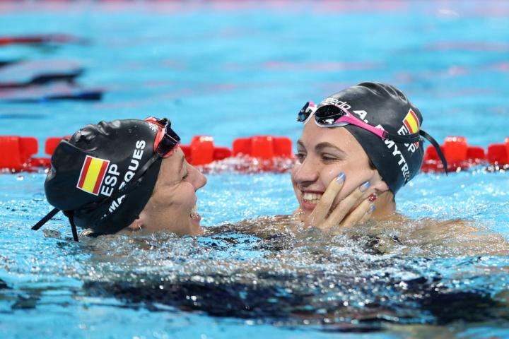 Nuria Marqués y Tasy Dmytriv se saludan cariñosamente tras una de sus pruebas en París 2024
