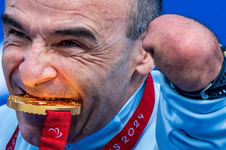 Ricardo Ten celebra su oro en la contrarreloj de la categoría C1