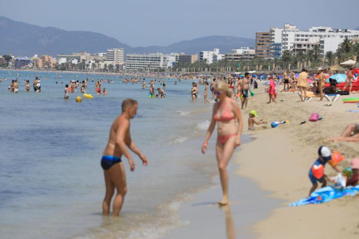 Turistas en la playa del Arenal de Mallorca.