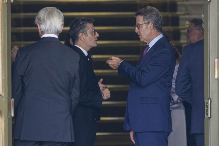 El ministro de la Presidencia, Justicia y Relaciones con las Cortes, Félix Bolaños (izda), conversa con el líder del PP, Alberto Núñez Feijóo