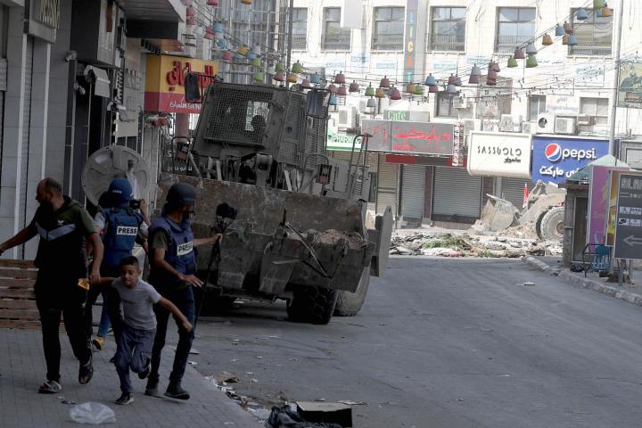 Maquinaria pesada de las tropas israelíes en Yenín (Cisjordania).