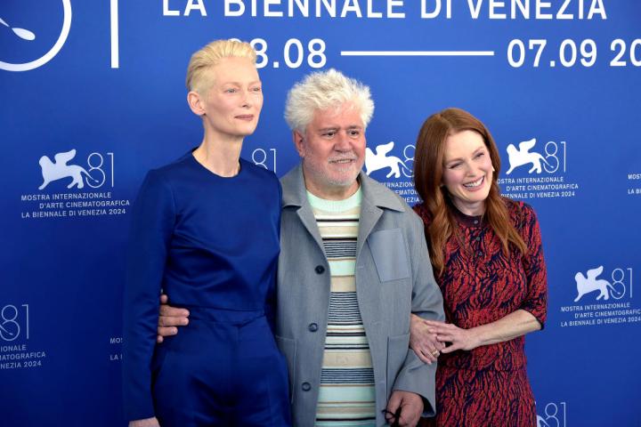Tilda Swinton, Pedro Almodovar y Julianne Moore en la presentación de 'La habitación de al lado' en el Festival de Venecia.