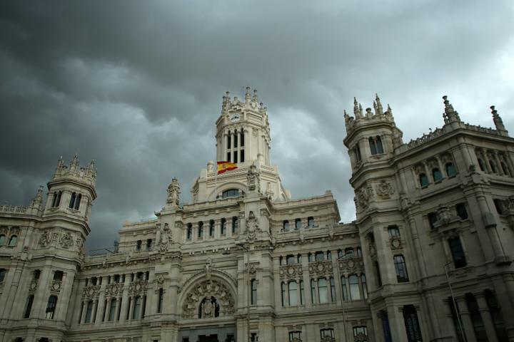 El Palacio de Cibeles de Madrid un día de tormenta.