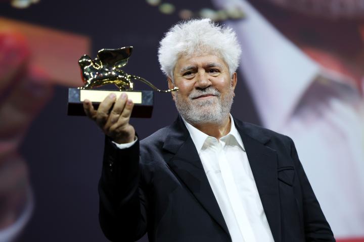 Pedro Almodóvar, con el León de Oro de Venecia.