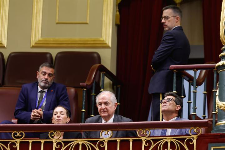 El exalcalde de Caracas, Antonio Ledezma (c), y la hija de Edmundo González, Carolina González (i), durante el Pleno del Congreso este martes