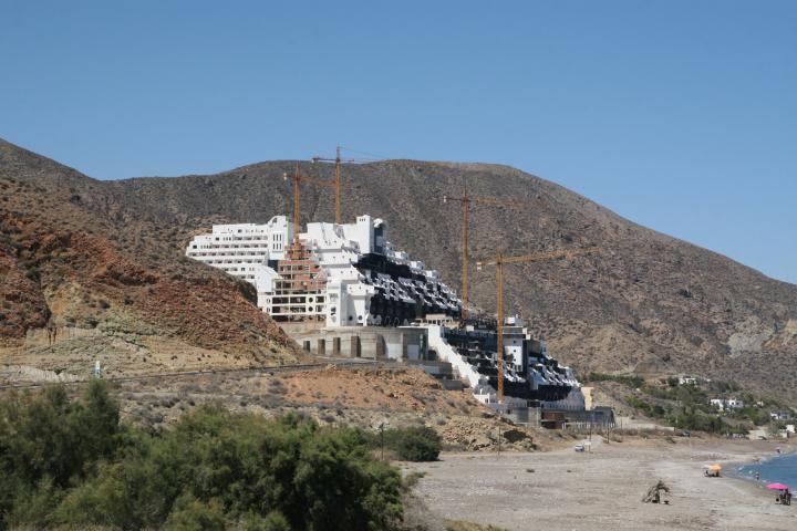 El polémico hotel erigido en El Algarrobico (en el parque natural de Níjar, Cabo de Gata, Almería).