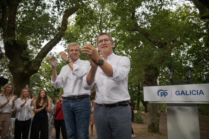El presidente de la Xunta de Galicia, Alfonso Rueda, y el presidente nacional del PP, Alberto Núñez Feijóo, durante la apertura del curso político de los populares en Cerdedo-Cotobade (Pontevedra).