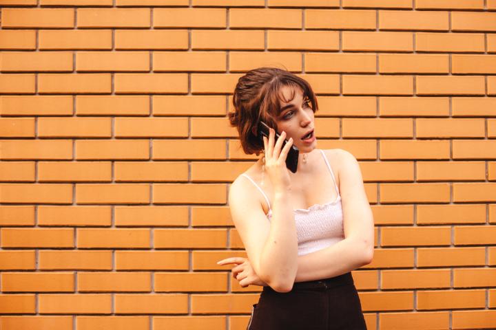 Imagen de una persona recibiendo una mala noticia al teléfono.