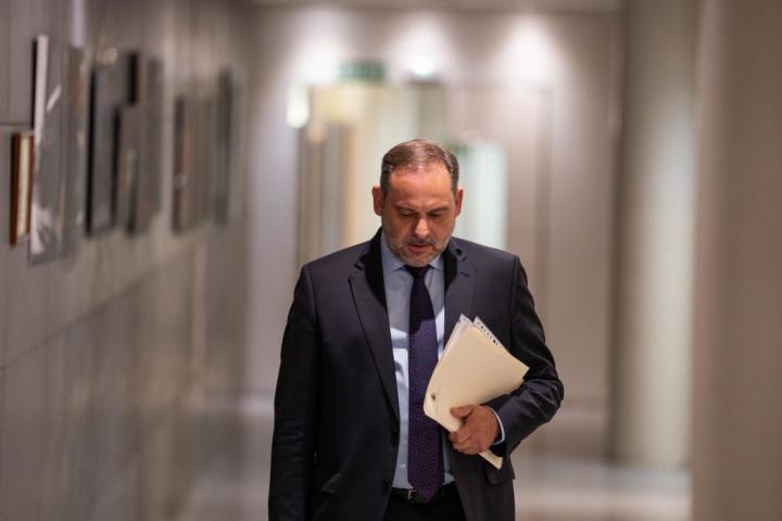 José Luis Ábalos, solo en los pasillos del Congreso