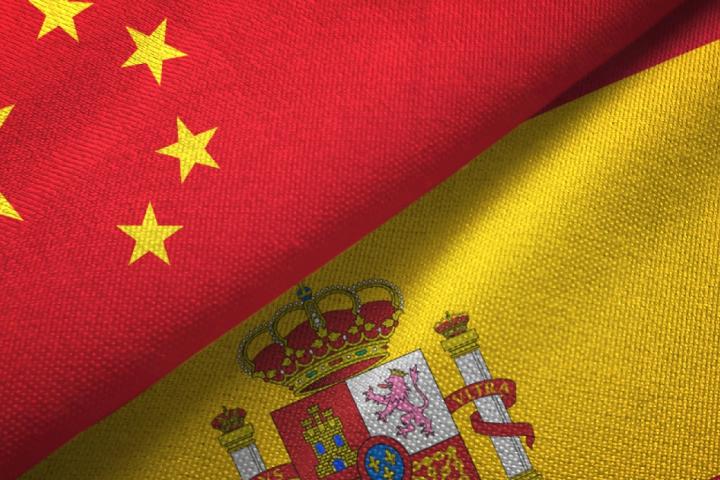 Banderas de España y China.