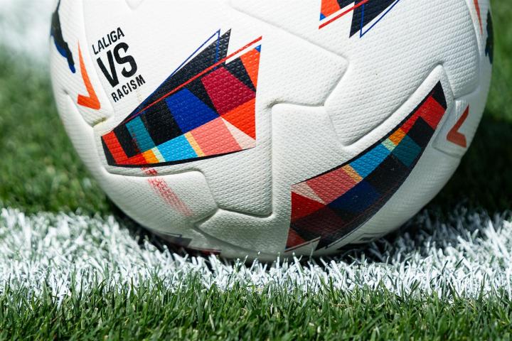Foto de archivo de la pelota de LaLiga contra el racismo.