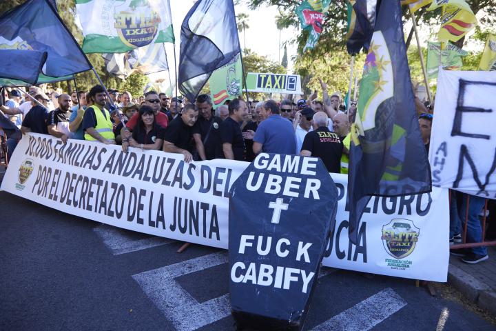 Imagen de archivo de una manifestación en apoyo al sector del taxi, contra el decreto de la Junta de Andalucía que regular el funcionamiento de los VTC, en Sevilla.