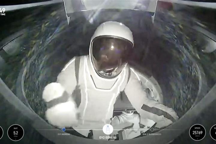 Jared Isaacman, saliendo de la cápsula espacial para emprender su caminata espacial