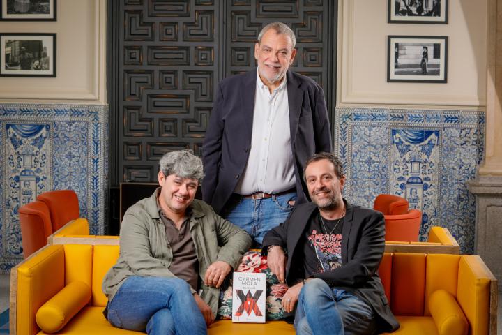 Los autores posan con su libro, 'El clan'.