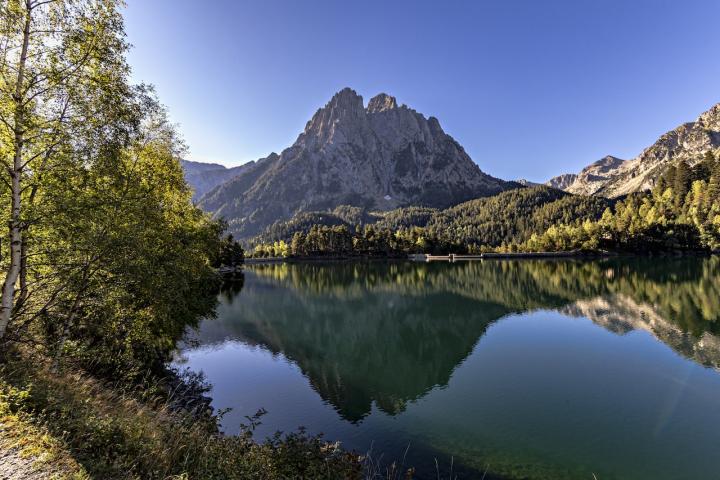 Panorámica de lago de Estany de Sant Maurici en el Parque Nacional de Aigüestortes.