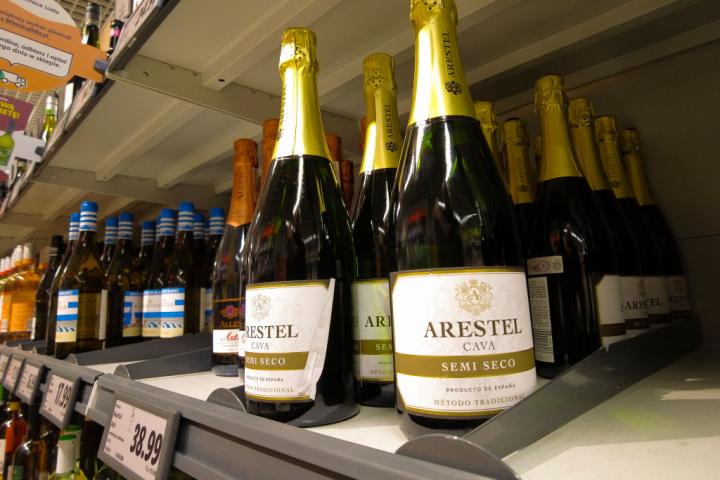 Botellas de cava en el lineal de un supermercado.