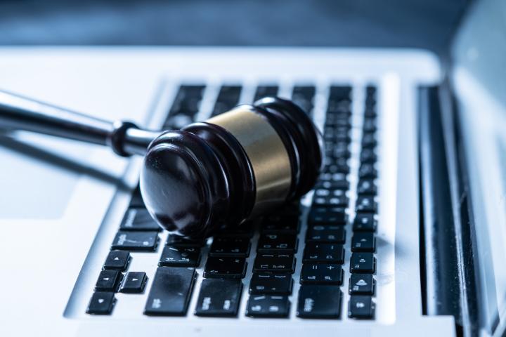 Imagen de archivo del mazo de un juez sobre el teclado de un portátil.