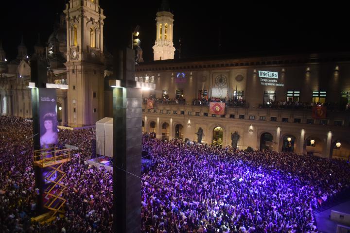 La Plaza del Pilar de Zaragoza durante la lectura del pregón en las Fiestas del Pilar 2023