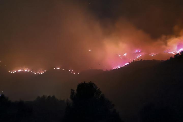 Los Bomberos de la Generalitat trabajan esta madrugada en el incendio de Cabacés (Tarragona)