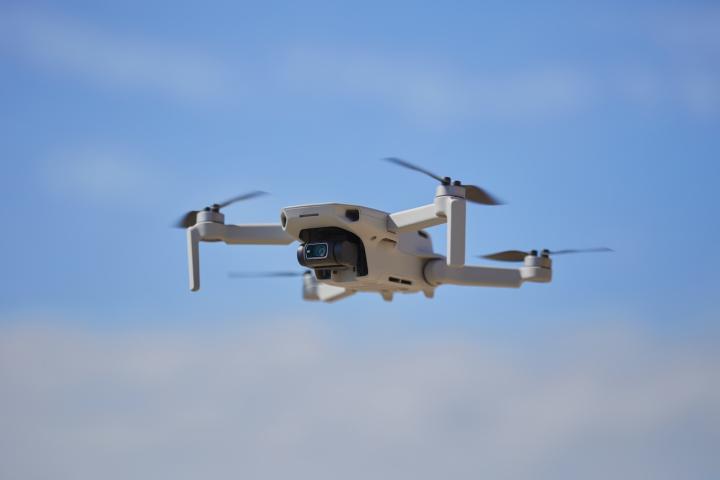Un pequeño dron levanta el vuelo en Barcelona.