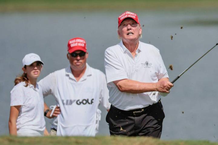 Donald Trump jugando al golf en 2022 en West Palm Beach, en Florida.