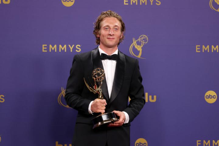 Jeremy Allen White posa con su Emmy al Mejor Actor de Comedia 2024.
