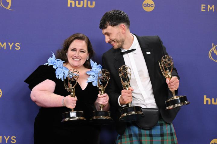 Jessica Gunning y Richard Gadd, ganadores de la mejor miniserie por 'Mi Reno Favorito'.