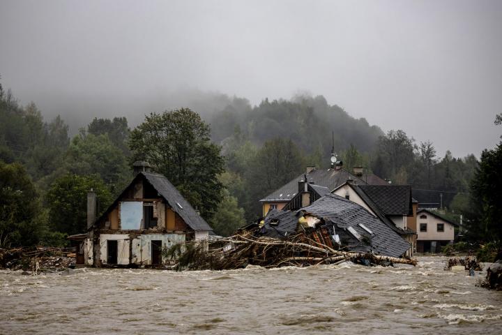 La crecida del río Bela ha dejado graves inundaciones en la localidad checa de Jesenik.